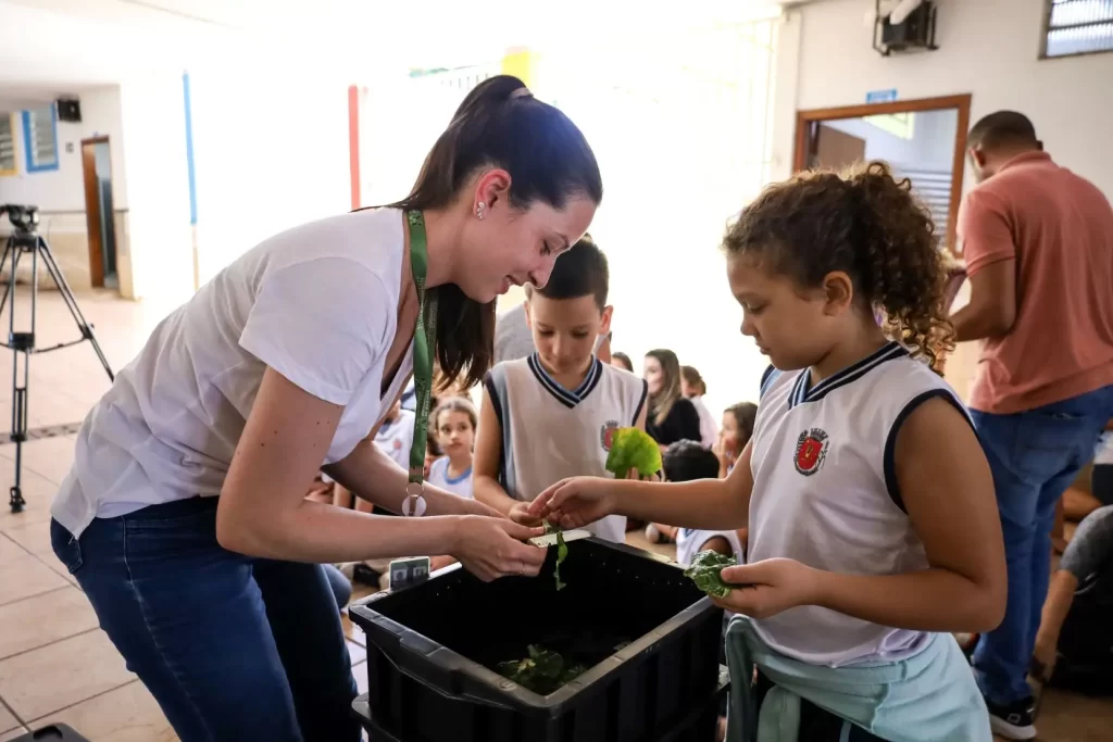 Alunos da Escola Municipal Octávio Periotto montaram a composteira que vai ficar na unidade escolar (Credito: Rafael Macri / PMM)
