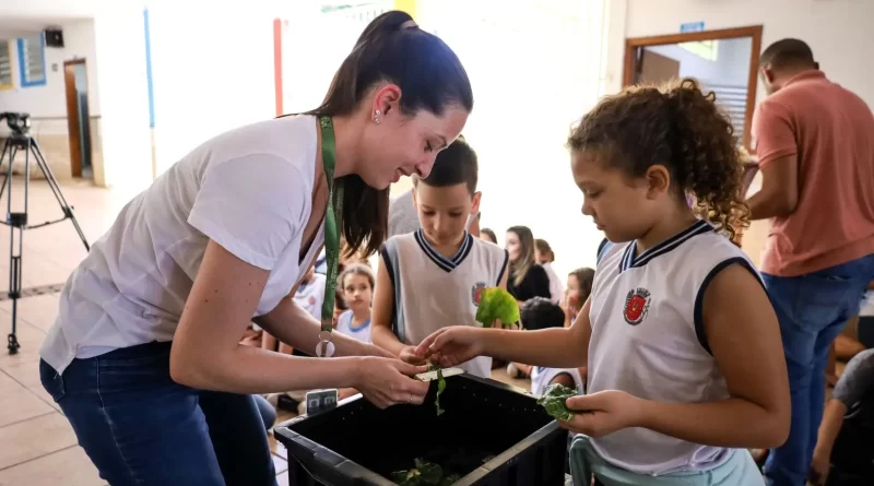 Alunos da Escola Municipal Octávio Periotto montaram a composteira que vai ficar na unidade escolar (Credito: Rafael Macri / PMM)