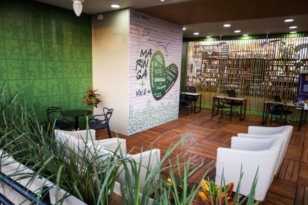 A população também é convidada a participar ativamente, recebendo adesivos para colar no painel do estande da Prefeitura, representando os atributos que consideram mais importantes para o futuro da cidade.