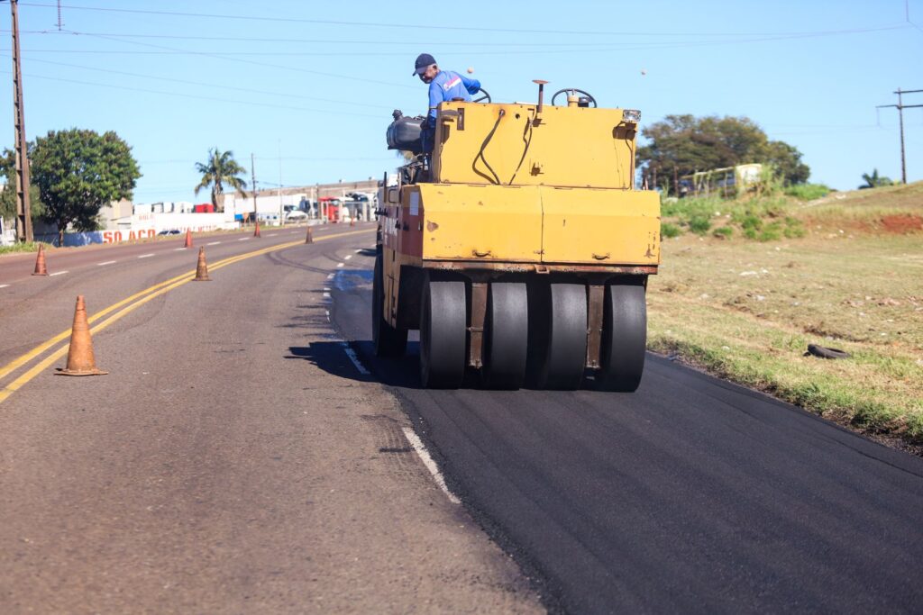 Nesta nova operação, os servidores utilizam equipamentos pesados para fresa de partes danificadas e aplicação de uma nova camada asfáltica.