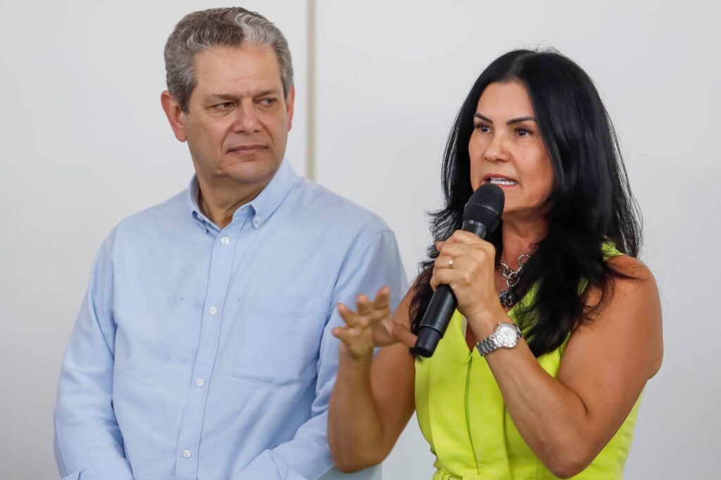 Prefeito Sílvio Barros e a primeira-dama e presidente do Pra Somar, Bernadete Barros, durante a entrega dos alimentos às entidades.