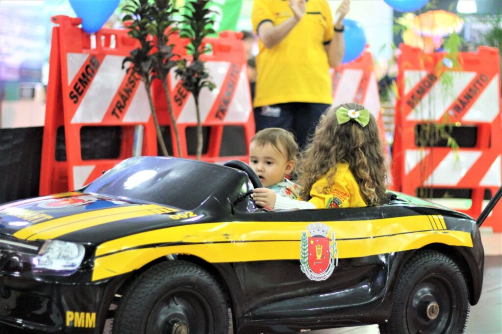 O espaço educativo oferece diversas atividades voltadas ao público infantil, como motocicletas elétricas e carrinhos e uma mini pista.