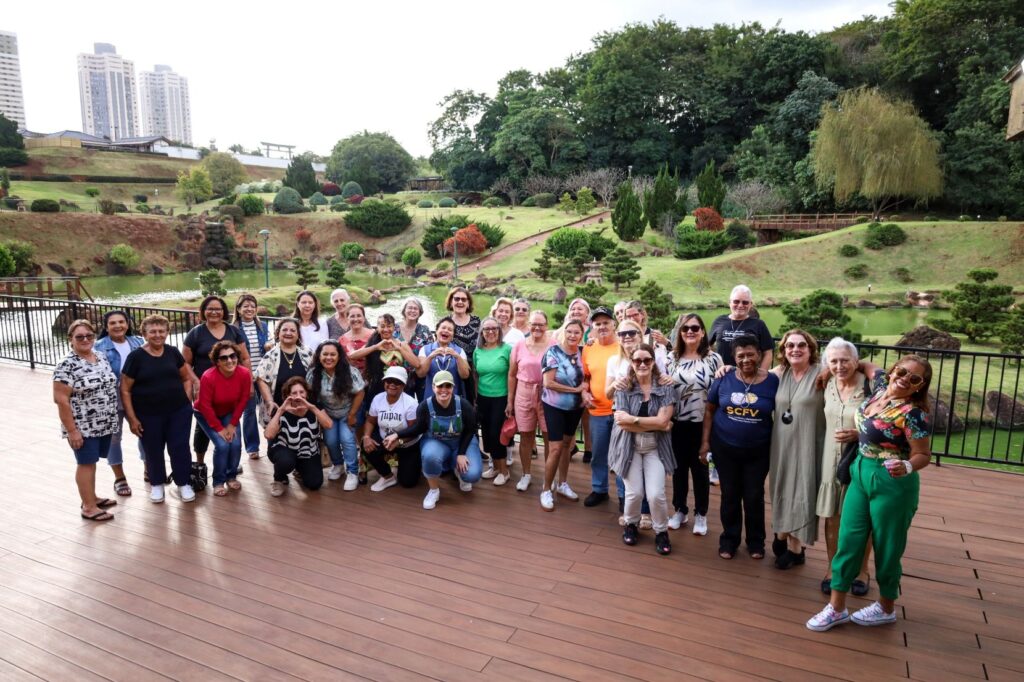 Os aposentados e pensionistas visitaram diversos pontos históricos e turísticos de Maringá, como o Parque do Japão (Credito: Rafael Macri / PMM)