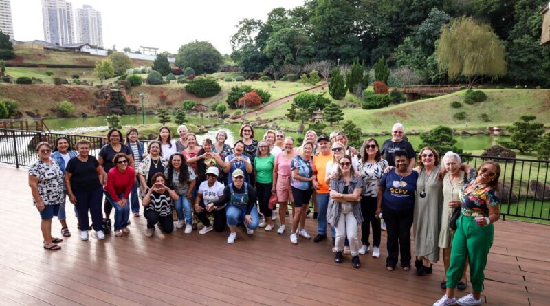 Os aposentados e pensionistas visitaram diversos pontos históricos e turísticos de Maringá, como o Parque do Japão (Credito: Rafael Macri / PMM)