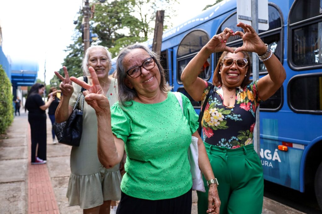 Aposentados e pensionistas aproveitaram a tarde de passeio pela cidade