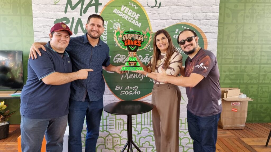 A secretária da Juventude, Sandra Franchini, e o superintendente Nelson Neto celebram o sucesso do 'Maringá + Games' ao lado da equipe Metanóia, representada por Kadu Garcia.