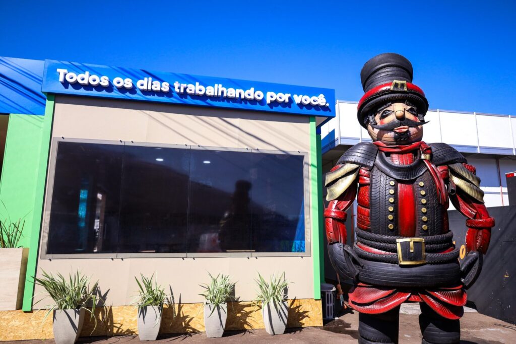 Na entrada do estande, está o Pineco, um boneco feito com o reaproveitamento de resíduos.