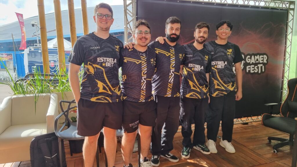O segundo lugar ficou com o time Tubarões, de Londrina, composta pelos gamers: Leonardo Jorge, Ronaldo Azevedo, Danilo Prado, Eduardo Prado e Matheus Oliveira.