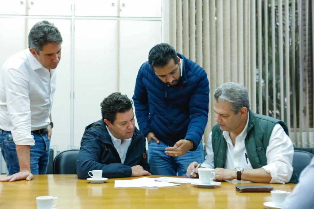 Durante a visita, o prefeito Silvio Barros apresentou ao secretário Guto Silva os projetos estruturantes, que vão trazer soluções concretas para a mobilidade e qualidade de vida da população. (Credito: Divulgação / PMM)