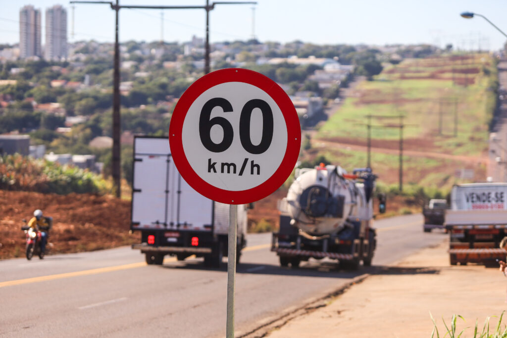 O município já instalou novas placas de sinalização e realizou ajustes nos radares de velocidade da via.
(Credito: Rafael Macri / PMM) - Baixar imagem
