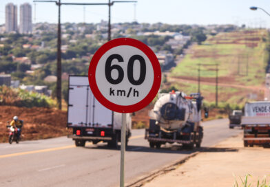O município já instalou novas placas de sinalização e realizou ajustes nos radares de velocidade da via. (Credito: Rafael Macri / PMM) - Baixar imagem