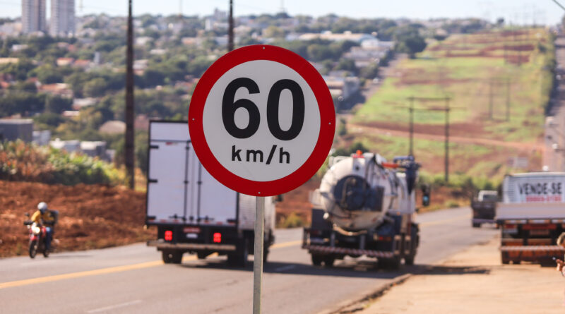 O município já instalou novas placas de sinalização e realizou ajustes nos radares de velocidade da via. (Credito: Rafael Macri / PMM) - Baixar imagem