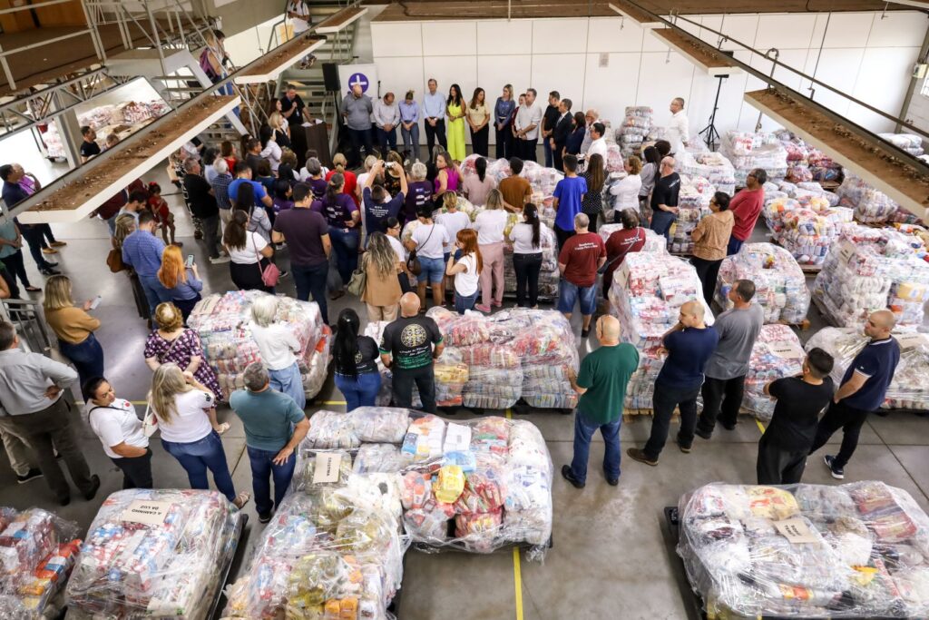A ação de arrecadação de alimentos foi realizada pela Prefeitura de Maringá, em parceria com a Sociedade Rural