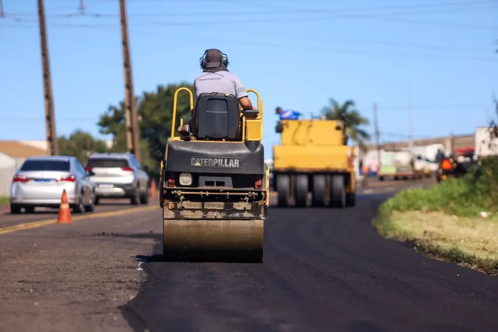 O município realiza no local a 20ª operação desde o início do ano e, desde o início do ano, aplicou mais de 650 toneladas de massa asfáltica na via. (Credito: Rafael Macri / PMM)