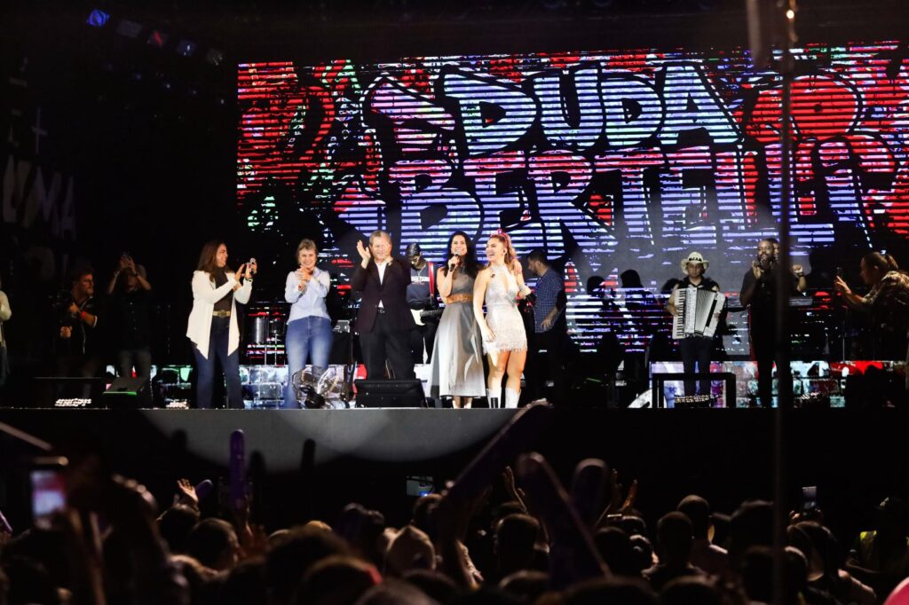 Prefeito Silvio Barros, a primeira-dama Bernadete Barros, a vice-prefeita Sandra Jacovós e a presidente da Sociedade Rural de Maringá, Maria Iraclézia, cantaram parabéns para Maringá em cima do palco