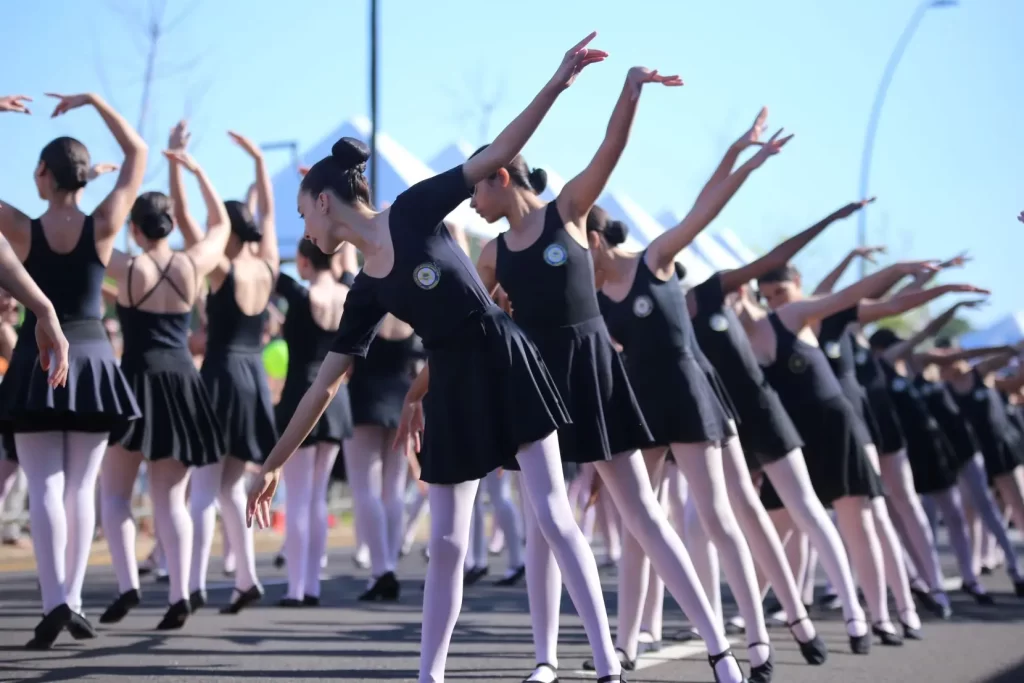 Neste ano, o desfile de aniversário terá como tema ‘Cidade Palco’. O tema destaca Maringá como um cenário cultural que abriga e fomenta diversas manifestações artísticas e culturais. (Credito: Rafael Macri/PMM)